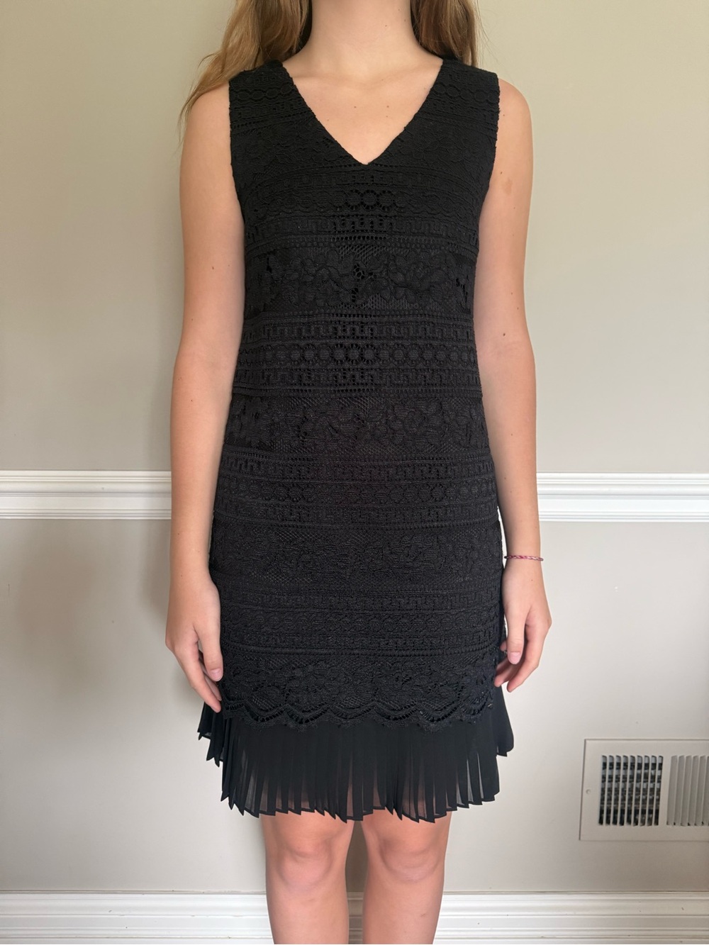 Cece Sleeveless Black Lace V-Neck Dress Ruffle Bottom Size 2 EUC